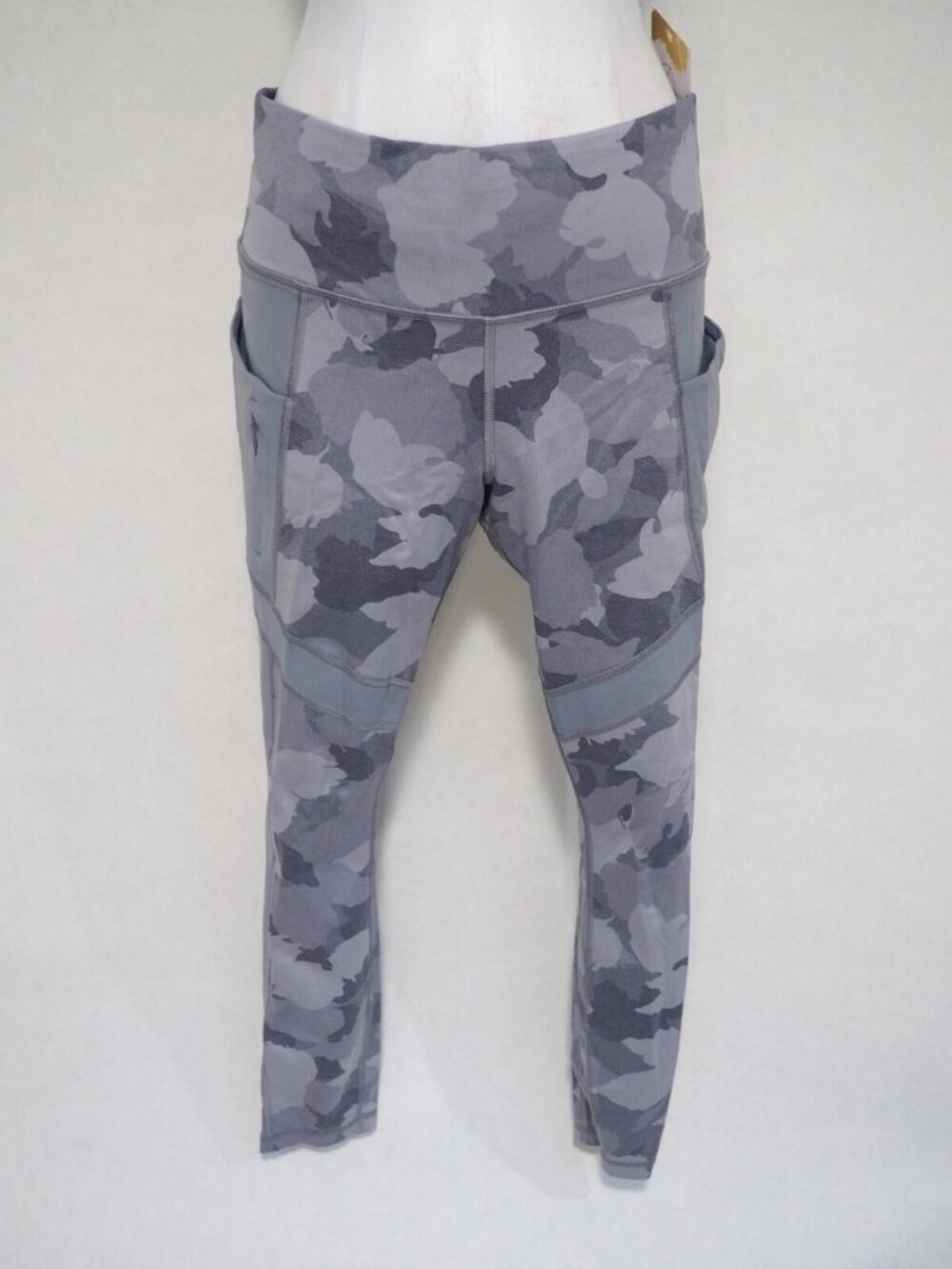 Athleta Gray Camo Cropped Athletic Leggings, US Size M